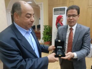 رئيس جامعة بنها يهدي رئيس هيئة الشبان بالقليوبية هدية تذكارية لدوره المجتمعي والتعليمي