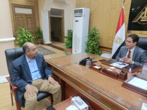 رئيس جامعة بنها يهدي رئيس هيئة الشبان بالقليوبية هدية تذكارية لدوره المجتمعي والتعليمي
