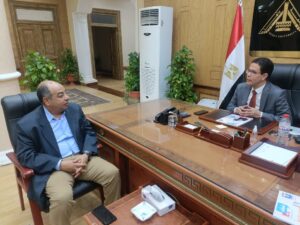 رئيس جامعة بنها يهدي رئيس هيئة الشبان بالقليوبية هدية تذكارية لدوره المجتمعي والتعليمي