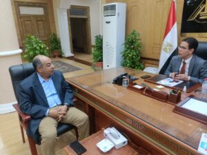 رئيس جامعة بنها يهدي رئيس هيئة الشبان بالقليوبية هدية تذكارية لدوره المجتمعي والتعليمي