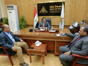 رئيس جامعة بنها يهدي رئيس هيئة الشبان بالقليوبية هدية تذكارية لدوره المجتمعي والتعليمي