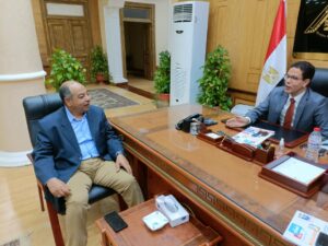 رئيس جامعة بنها يهدي رئيس هيئة الشبان بالقليوبية هدية تذكارية لدوره المجتمعي والتعليمي