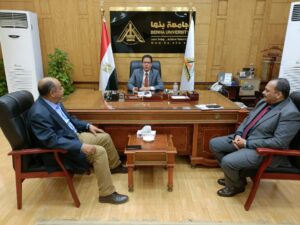 رئيس جامعة بنها يهدي رئيس هيئة الشبان بالقليوبية هدية تذكارية لدوره المجتمعي والتعليمي