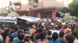 المئات يشيعون جثمان شاب قُتل على يد أصدقائه بسبب معاكسة فتاة بشبرا الخيمة (صور)