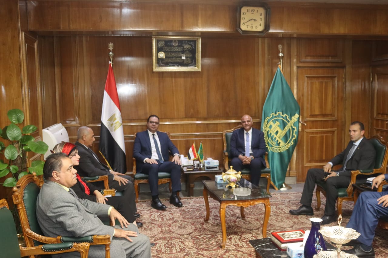 محافظ القليوبية يعقد اجتماعا مع مجلس ادارة المصنع الحربي ببنها محافظ القليوبية يعقد اجتماعا مع مجلس ادارة المصنع الحربي ببنها