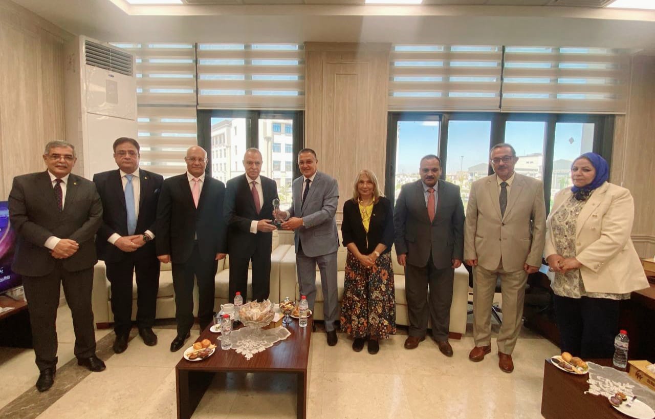 جامعة بنها الأهلية تكرم اللواء عبد الحميد الهجان محافظ القليوبية السابق