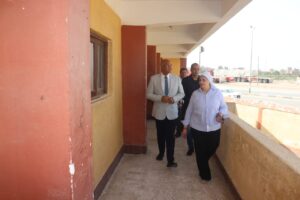 خلال جولة مفاجئة بالمدارس .. محافظ القليوبية يقيل مدير مدرسة الشهيد أحمد سمير ببنها