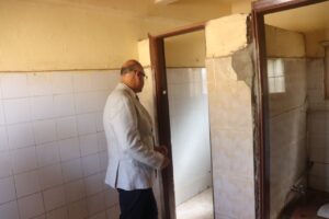 خلال جولة مفاجئة بالمدارس .. محافظ القليوبية يقيل مدير مدرسة الشهيد أحمد سمير ببنها