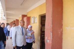 خلال جولة مفاجئة بالمدارس .. محافظ القليوبية يقيل مدير مدرسة الشهيد أحمد سمير ببنها