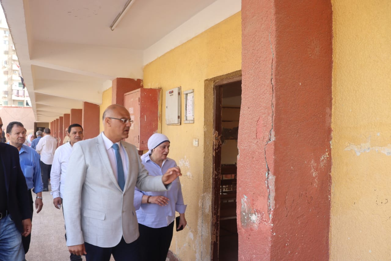 خلال جولة مفاجئة بالمدارس .. محافظ القليوبية يقيل مدير مدرسة الشهيد أحمد سمير ببنها