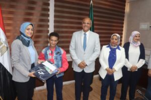 في إطار مبادرة بداية .. محافظ القليوبية يكرم 15 من الأيتام بدار البنين والبنات ببنها