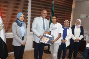 في إطار مبادرة بداية .. محافظ القليوبية يكرم 15 من الأيتام بدار البنين والبنات ببنها