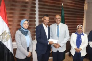 في إطار مبادرة بداية .. محافظ القليوبية يكرم 15 من الأيتام بدار البنين والبنات ببنها