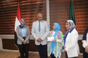 في إطار مبادرة بداية .. محافظ القليوبية يكرم 15 من الأيتام بدار البنين والبنات ببنها