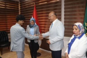 في إطار مبادرة بداية .. محافظ القليوبية يكرم 15 من الأيتام بدار البنين والبنات ببنها