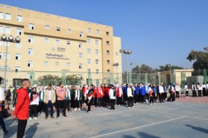 رئيس جامعة بنها يتفقد سير العملية التعليمية ويشارك الطلاب تحية العلم - صور