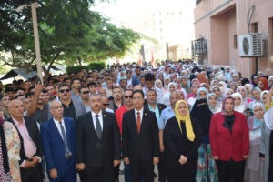 رئيس جامعة بنها يتفقد سير العملية التعليمية ويشارك الطلاب تحية العلم - صور