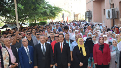 رئيس جامعة بنها يتفقد سير العملية التعليمية ويشارك الطلاب تحية العلم - صور