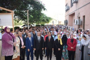 رئيس جامعة بنها يتفقد سير العملية التعليمية ويشارك الطلاب تحية العلم - صور