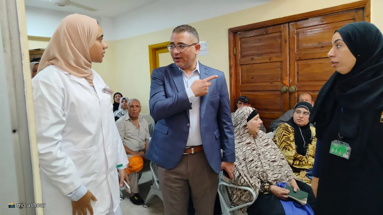 إحالة العاملين بعيادات التأمين بقليوب للتحقيق بسبب التقصير في العمل 