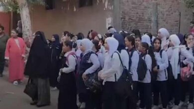 حقيقة قضاء طلاب مدرسة في بنها طابور الصباح في الشارع