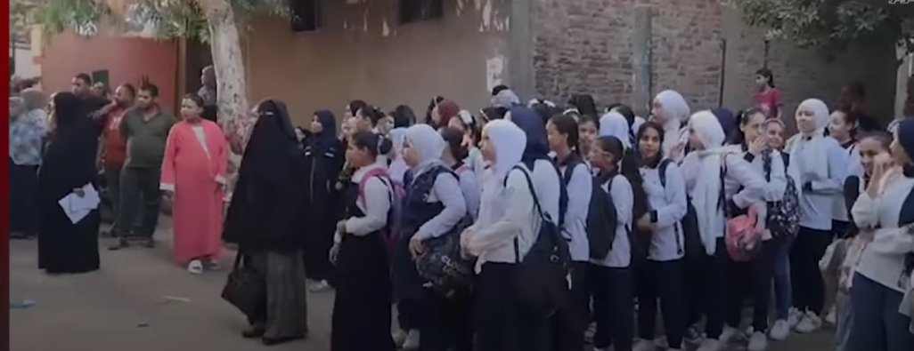 حقيقة قضاء طلاب مدرسة في بنها طابور الصباح في الشارع