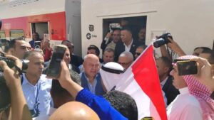 سجل ياريخ استقبلوه بعلم مصر.... احتفالات بأول قطار يصل سيناء منذ 50 عامًا