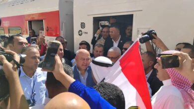سجل ياريخ استقبلوه بعلم مصر.... احتفالات بأول قطار يصل سيناء منذ 50 عامًا