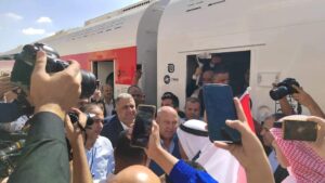 سجل ياريخ استقبلوه بعلم مصر.... احتفالات بأول قطار يصل سيناء منذ 50 عامًا