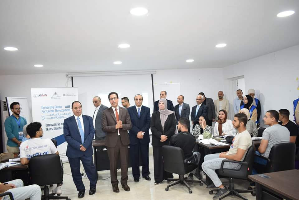 رئيس جامعة بنها يتفقد سير العملية التعليمية والمراكز والوحدات بكلية الهندسة بشبرا