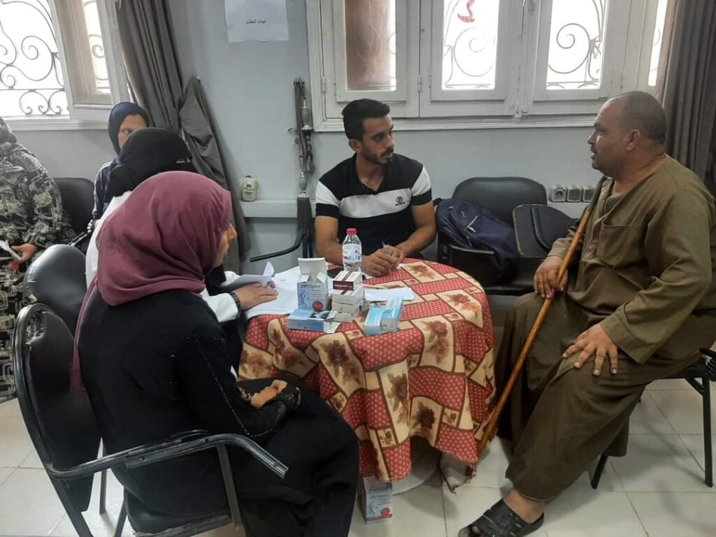 الكشف على 159 حالة فى قافلة طبية لجامعة بنها بكفر مناقر