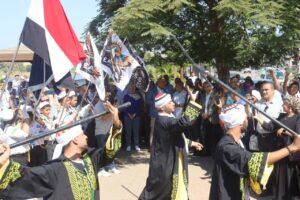 محافظ القليوبية يقود مسيرة نيلية احتفالًا بذكرى انتصارات أكتوبر - صور