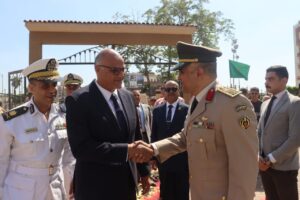 محافظ القليوبية يضع أكليل من الزهور على النصب التذكاري لشهداء أكتوبر