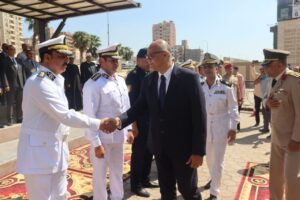 محافظ القليوبية يضع أكليل من الزهور على النصب التذكاري لشهداء أكتوبر