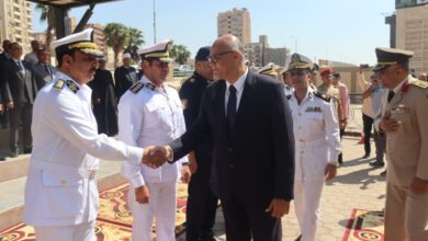 محافظ القليوبية يضع أكليل من الزهور على النصب التذكاري لشهداء أكتوبر
