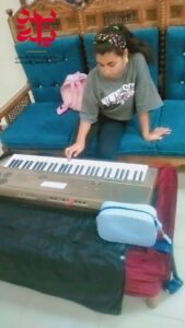 صناعة تحف فنية والتدريب على الموسيقى .. شبان بنها تواصل إبداعاتها في أنشطة "بداية"