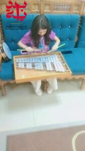 صناعة تحف فنية والتدريب على الموسيقى .. شبان بنها تواصل إبداعاتها في أنشطة "بداية"