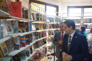 رئيس جامعة بنها يفتتح معرض دار المعارض للكتاب - صور