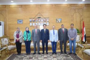 رئيس جامعة بنها يفتتح معرض دار المعارض للكتاب - صور