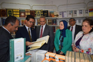 رئيس جامعة بنها يفتتح معرض دار المعارض للكتاب - صور