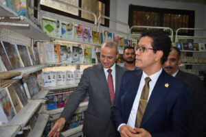 رئيس جامعة بنها يفتتح معرض دار المعارض للكتاب - صور