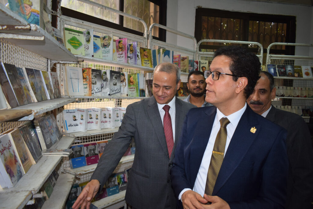 رئيس جامعة بنها يفتتح معرض دار المعارض للكتاب - صور رئيس جامعة بنها يفتتح معرض دار المعارض للكتاب - صور