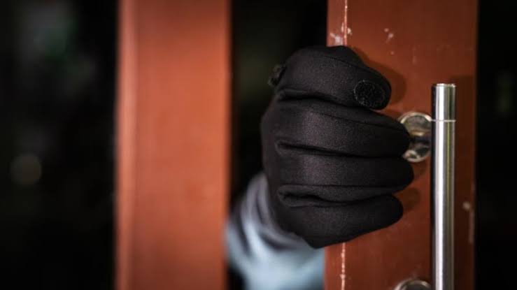 تربص لها .. لص يقتحم شقة موظفة ويعتدي عليها ويسرق مشغولاتها الذهبية في بنها