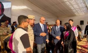 مصطفى فرج يسلم درع شعار القليوبية إلى المحافظ وقائد قوات الدفاع الشعبي