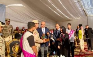 مصطفى فرج يسلم درع شعار القليوبية إلى المحافظ وقائد قوات الدفاع الشعبي