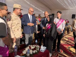 مصطفى فرج يسلم درع شعار القليوبية إلى المحافظ وقائد قوات الدفاع الشعبي