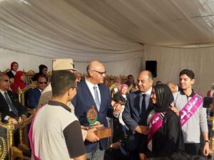 مصطفى فرج يسلم درع شعار القليوبية إلى المحافظ وقائد قوات الدفاع الشعبي