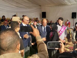مصطفى فرج يسلم درع شعار القليوبية إلى المحافظ وقائد قوات الدفاع الشعبي