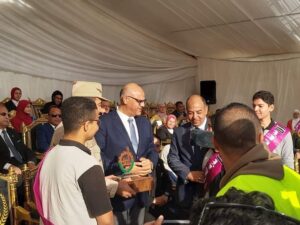 مصطفى فرج يسلم درع شعار القليوبية إلى المحافظ وقائد قوات الدفاع الشعبي