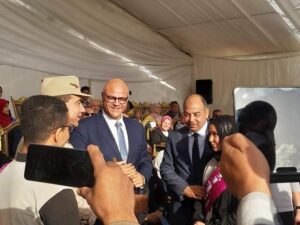 مصطفى فرج يسلم درع شعار القليوبية إلى المحافظ وقائد قوات الدفاع الشعبي